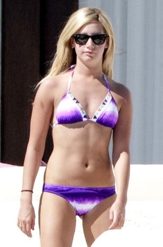 Ashley_TWD's profile picture. hi im Ashley bennett I live in Woods with my friends I am only 19 year olds I have no family taken by my beautiful girlfriend @fauxxvanessa she is mine back