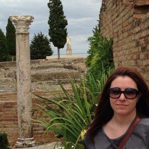 Mujer multitarea: mamá, administrativo y opositora.
