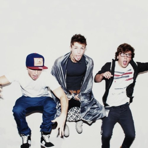 Just two girls who love and support Emblem3! Co-owned by @Emblem3Armyxo and @taylorxx143! We follow back!