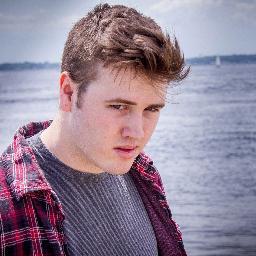 Bassist for the band Dividing Distance @DividingD and in my free time i make youtube videos :)
