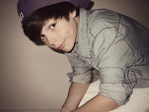 LionBoylieber's profile picture. I followed you, now follow @ProudBilieber