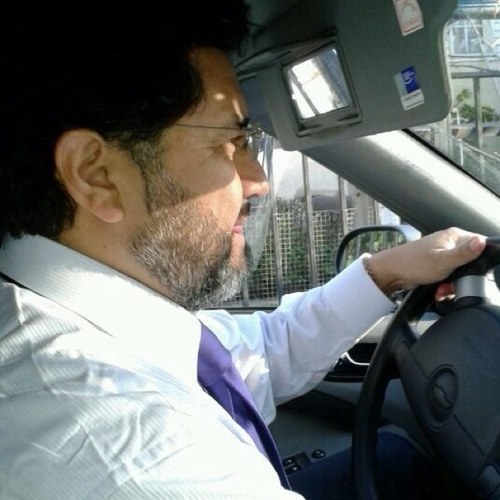Chileno, casado con una linda mujer, con unos preciosos hijos y agradecido por todo lo que nos regala Dios, que mas se puede pedir....