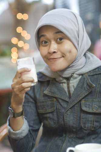 a woman, journalist, fashion lover, wedding freak, traveller, writer wannabe, a wife, n mom to be. Amin!
