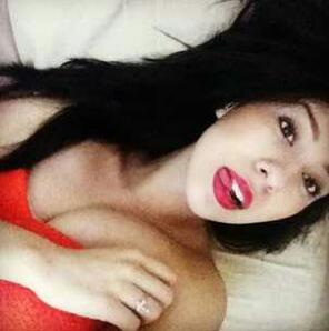 19 / thick / bisexual / who doesn't love a mixed girl?
