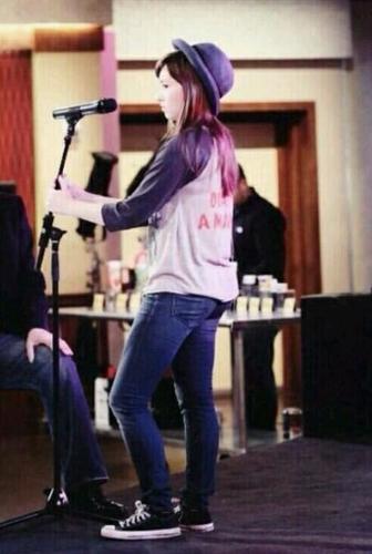Demi Lovato is the reason I'm still alive. Thank you, Demi. I follow back, pinky promise! I love you all, beautiful lovatics. Lovatic since '08.