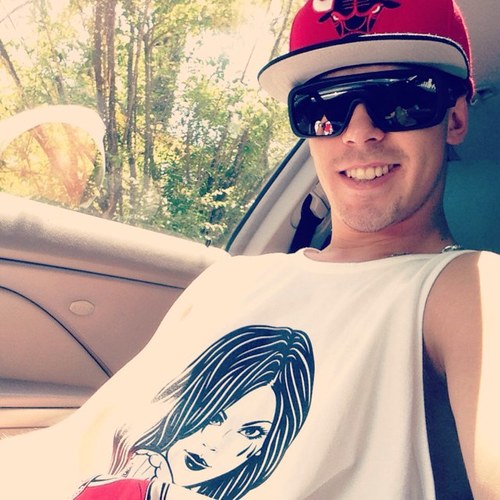 Jesse. I live in clearlake. Im a 49ERS AN GIANTS FAN.Its all about partying an living each day to the fullest!