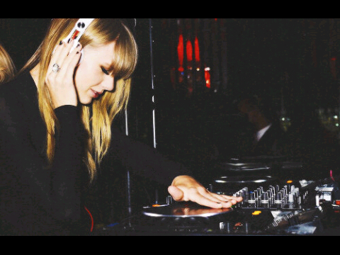 Why she's so pretty,beautiful, has a curly hair,a good voice and many good songs,why she's so RED? | Who? | Taylor Swift♥