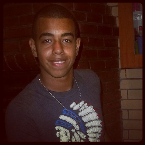 Sagitariano , 15 anos ,
irônico , feliz , amigável , ciumento ,feio lol
prefiro defeitos sinceros do que a falsa perfeição ;D
