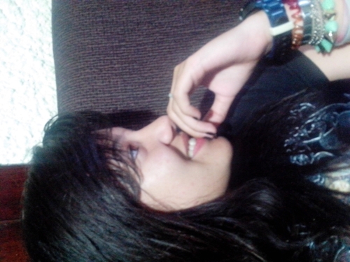 Vivo do meu jeito, só que com muitas complicações...
As vezes me sinto sozinha no mundo, mas é assim mesmo!!!
Vivendo e aprendendo que seja.♫