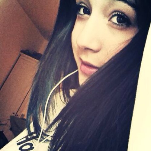 One girl not like the others but just like me, a girl that play games like to play Cs and lots of things ... A girl that have a sweet heart and a strenger girl.