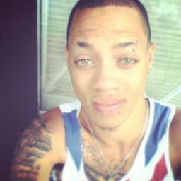 im chilled laid back i sing ,songwritter, just a person with dreams, an drive too never stop whut i luv too doo.