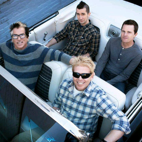 Panameño,edad: 35 años, 1.99m.estatura.Tipo de música: Ponk Rock. The Offspring the best band!