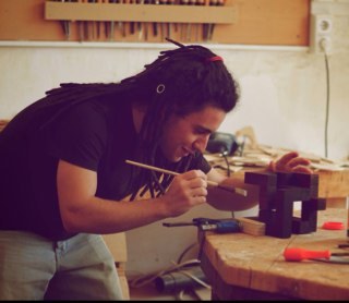 MarcVivesColl's profile picture. Mallorquín en Barcelona.

No me considero la oveja negra, pero si la mas sucia... 

Diseñador industrial, músico y oveja.