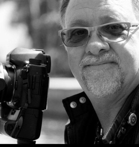 Freelance PHOTOGRAPHER at Large, may I take your sexy picture...???