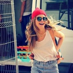 muymili's profile picture. Mi biblia. Corta y clara. Te tiro mi amén en 140 caracteres.