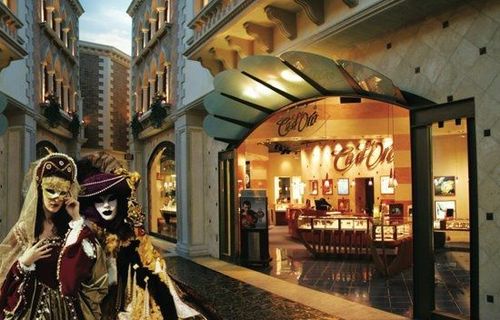 Nestled along the banks of The Venetian Hotel’s Grand Canal, Ca’d’Oro Jewelers offers customers exclusive European jewelry and fine Swiss timepieces.