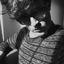 PHOTOGRAPHER 
Fashion and portrait photographer based in Italy