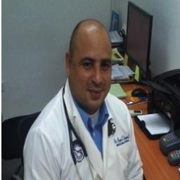 Médico, cardiólogo, internista. 2do de 5 hermanos.