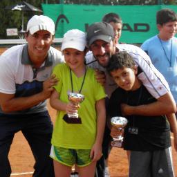 LosOmbues's profile picture. Padre de tres BOMBONES, esposo de una diosa Profesor de Tenis Luchador incansable jajaja me gusto como sonaba