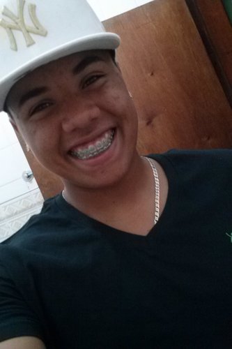 Com a cabeça erguida e mantendo a fé em Deus.∞