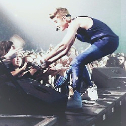 Justin Drew Bieber is my idol, fangirling over him is my hobbie, supporting him is my life and Beliebers are my family ♥  23/01/12 01:48 Justin Followed Me :)