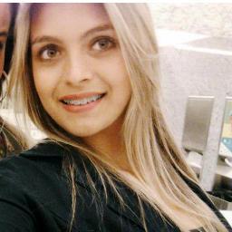 ‘Aquelα meniinα qee soonhα coom os pées no chãαo (?) (: α meeniiniinhα coom jeeitiinho de booαzinhα, coom cααriinhα dee queetiinhα, mααis quue não é boobiinhα.