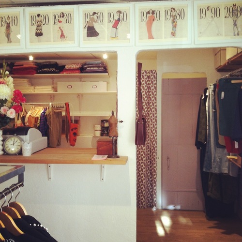 TheBelleEpoque1's profile picture. Atelier/boutique crée en 2013 pour le plus grand bonheur des amateurs de vintage et de pièces rares dans le sud de la France!!