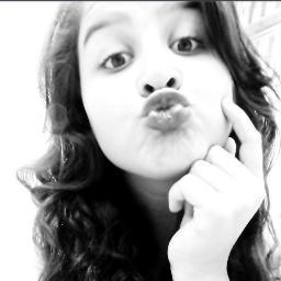 Nao ligo se as pessoas 
Me olham do pé a cabeça
Por que nunca farão minha
Cabeça e nunca chegaram
Aos meus pés ♥......♥