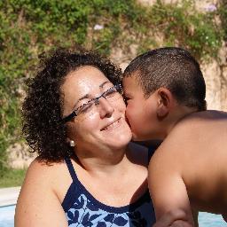 soy una chica trabajadora,cariñosa y enamorada de la vida,doy toda mi mi vida por mis dos tesoros,mi niño y mi marido.