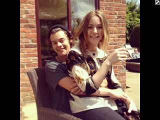 I make manips. Follow me and I'll make you one ;) xx