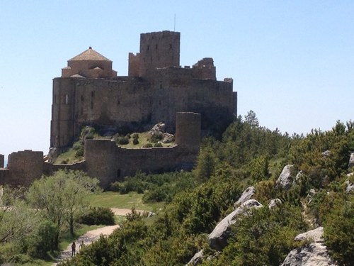 En la frontera, mitad castillo, mitad monasterio, resistente al frio y al calor, 80% coherente, de piedra por fuera con sorpresas en su interior