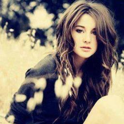 hi my name esther I'm 16 my favorite color is bloue and has a brother,  Roy, and now 20 years old◕ ◡ ◕