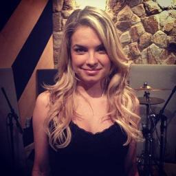 Tantos sorrisos por ai, e eu querendo só o seu.  @Lua_Blanco
