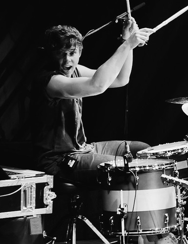 Follow @IRONPUBES bc she's fab for giving you this free follow! Ashton can make me drown in my own tears ok... #5SOSFamily ♥