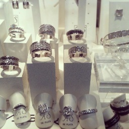 Joyerias ubicadas en el barrio de Poblenou, hace más de 27 años. Contamos con las últimas marcas en relojería tanto para hombre y mujer. Taller propio