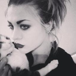 CobainFrancees's profile picture. 20. Soy hija del gran Kurt Cobain. Cantante, guitarrista, pintora y modelo.