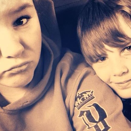 Plz follow ill follow back ! ;) Love funny tweets :)