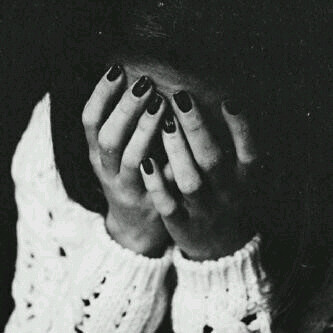 عَ رفّ الذكريْاات ، أبجديتي باتتْ مطروحہ هُ بلا معنىَ  لٱيقرأني أحُد .. قدّ غشااني منْ غُباار العُممر حتىَ آندفنتْ '(