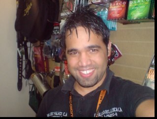 Músico, Cantante, compositor licenciado en Música. Voz en Makako