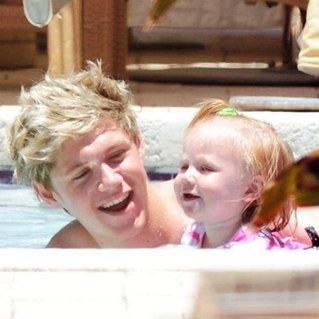PLEASE FOLLOW @NIALLKINS SHE JUST GAVE YOU A FREE foLLOW BC SHE LOVES YOU