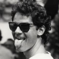 Preguiçoso, viciado em séries e apaixonado por música boa.