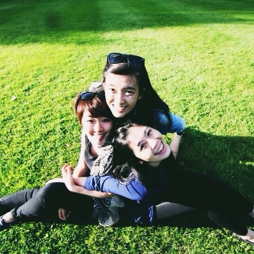 Smileybrows's profile picture. A smile can bring hope.