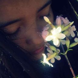 No me importa lo que la gente piense de mí, yo no me califico por la opinión de los demás, yo se bien quien soy, y sobre todo lo que valgo.
BELIEBER♥.