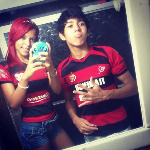 Quem sou eu:A princesinha que não nesceu para ficar presa no castelo,mas sim para emfrentar a realidade com a cabeça erguida. :)