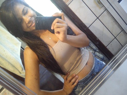 . 17aninhos / 1,62 de altura / morena / capricórniana / mineira /  casada /  e acima de tudo muito feliz :)