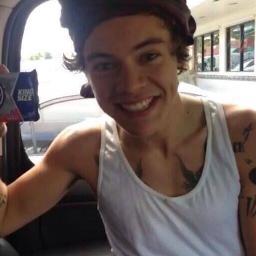 please follow @woahlouis_ :)