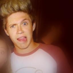 niall makes me happy laugh cry sad but mainly happy i love him