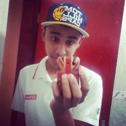 Sou 
garoto poderoso que voocê um dia viu e nunca maais esqeceu;
→ Uм мєnino, odiαdo por αlguns, αмαdo pєlα мαioriα.
-aquele que elas jamais esquecem…