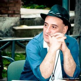 Luciano Nota, poeta, è nato ad Accettura provincia di Matera. E' laureato in Pedagogia ad indirizzo psicologico e in Lettere Moderne. Vive e lavora a Pordenone.