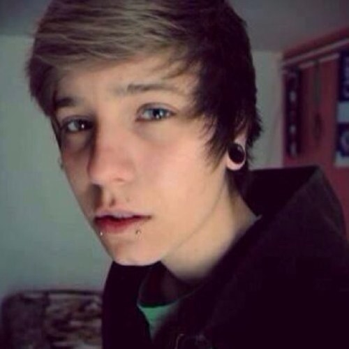 Jacob.18.Single.Gay.Smokes.Drinks.All That Good Stuff. Follow me an I'll follow back.